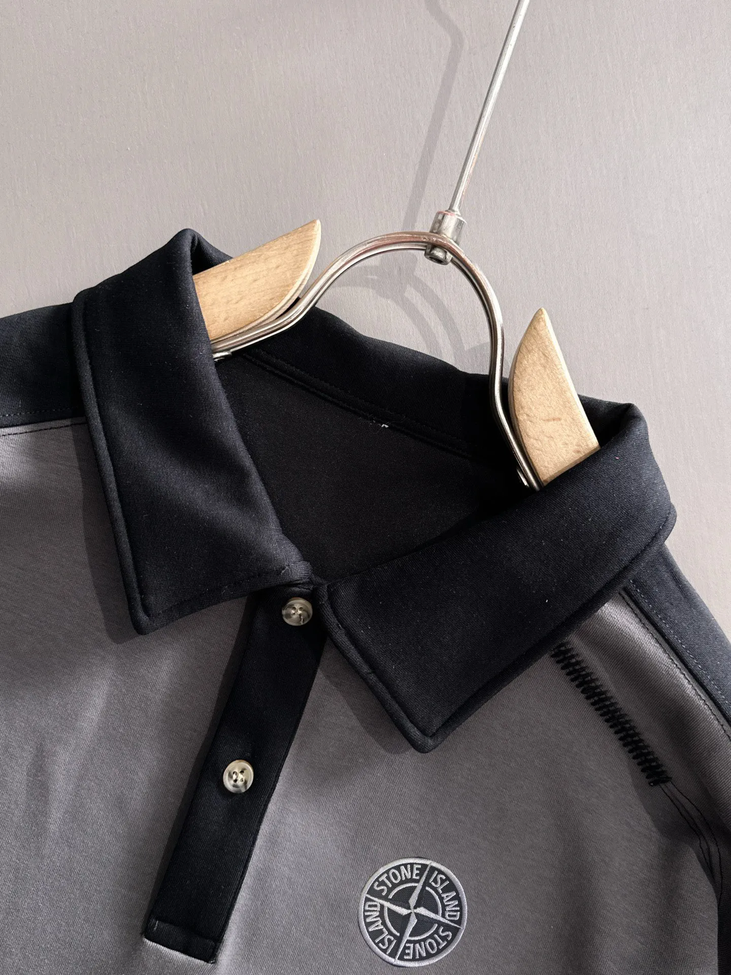 P360 Stone Island is the exclusive first release of 25ss autumn and winter new lapel sweatshirt long-sleeved men and women. Many celebrities share the same style. Craftsmanship that ordinary small workshops cannot copy. We are not afraid of any challenges in terms of materials, detail restoration and craftsmanship, just to provide you with wonderful products. Compare the top original versions at will. No expense is spared just to make it better. Unique imported fabric feel. Purely imported German machine production. Precision operation. Thousands of needles density. Full set of new accessories with three standards for simultaneous customization. The upper body is versatile and fashionable. A perfect choice for autumn and winter, a must-have item. Size chart: m-4XL (please state your height and weight when placing an order)